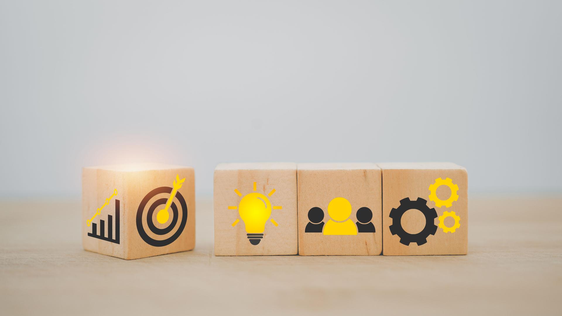 Pour la stratégie d’entreprise, concept SEO. Bloc retourné, graphique croissant en jeu de fléchettes et icône d’entreprise sur un bloc cube en bois