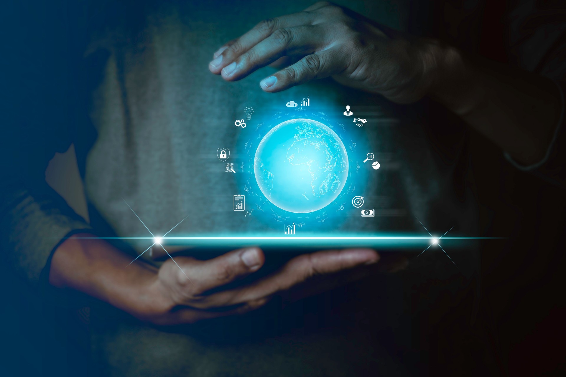 Homme d’affaires tenant une tablette montrant un diagramme de globe virtuel.