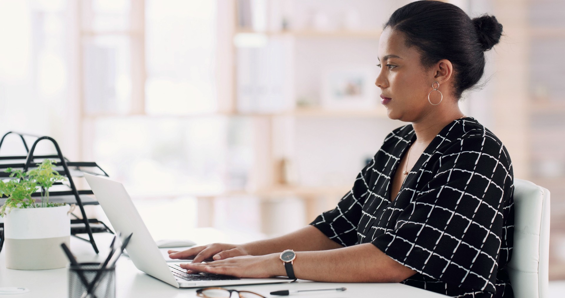 Entreprise, ordinateur portable et femme avec lecture en ligne, dactylographie et e-mail avec rapport numérique. Agence financière, comptable et personne au bureau, pc ou internet avec chiffre d’affaires de l’entreprise, analyse des statistiques ou i