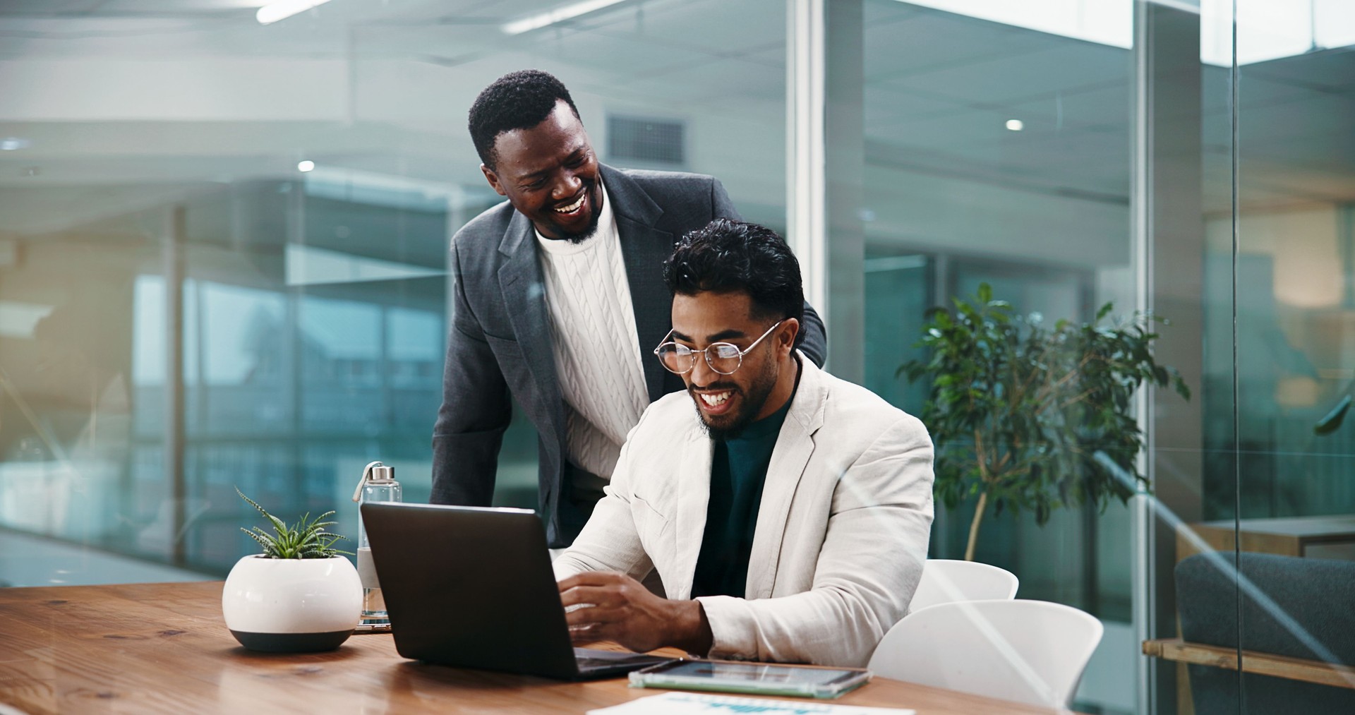 Personnes, rencontre et mentor avec ordinateur portable au bureau pour la comptabilité, la formation et les commentaires financiers. Hommes, travail d’équipe et gestionnaire avec ordinateur pour la planification, l’examen du budget et les information